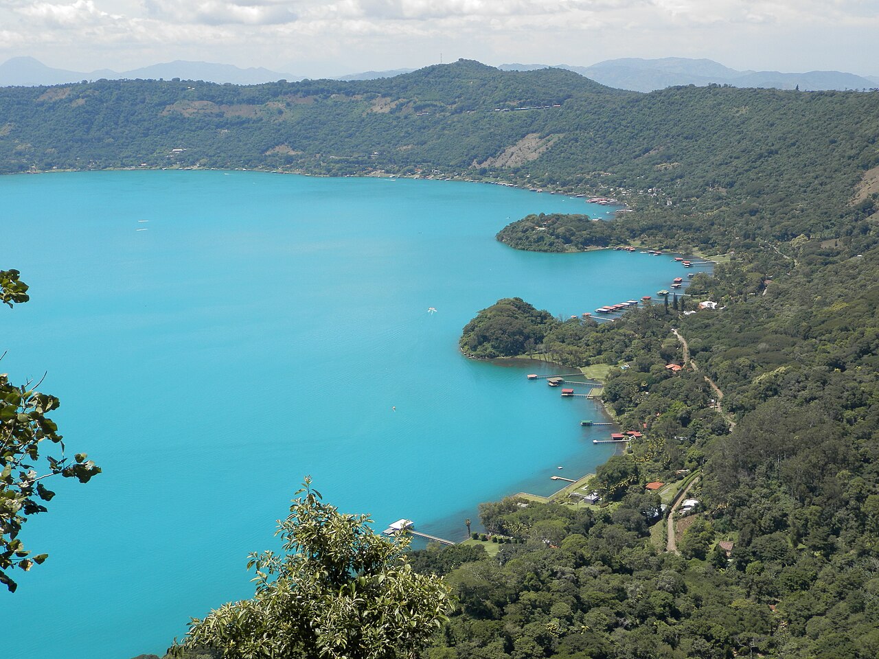Conoce cómo el Lago de Coatepeque cambia de color